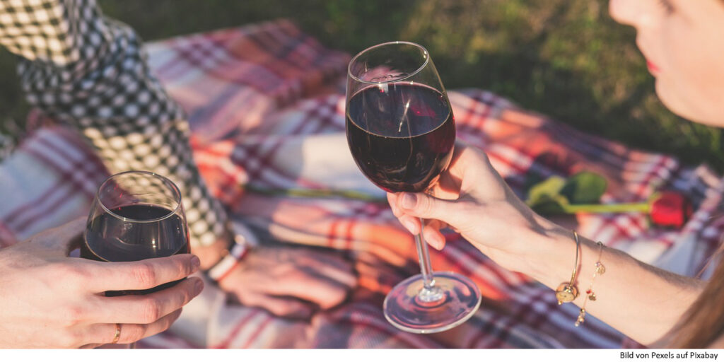 Picknick mit Rotwein. Bild von Pexels auf Pixabay