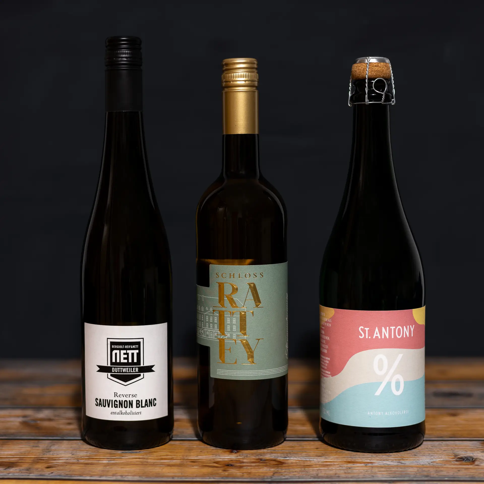 Drei Flaschen mit alkoholfreien und alkohol reduzierten Weinen